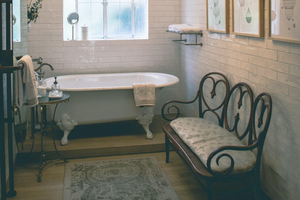 łazienka z miedzią w stylu vintage